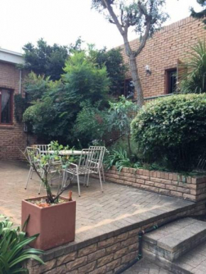 Surrey House-homely and close to Preller walk